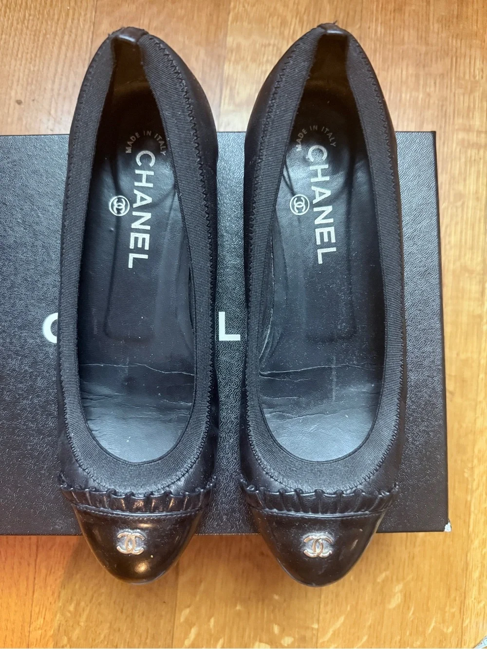 CHANEL Black Quilted Ballet Flats with Patent Cap Toe - size 36